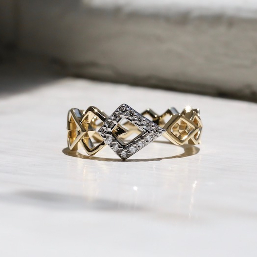 Elegant Yellow Gold and Diamond geometric Glide Ring