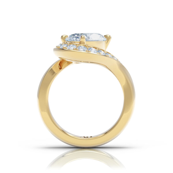 Luxury 3ct oval halo diamond ring 18kt yellow gold